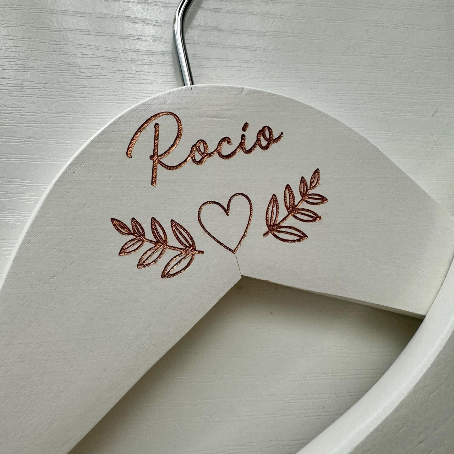 Percha de Madera Personalizada para Momentos Especiales