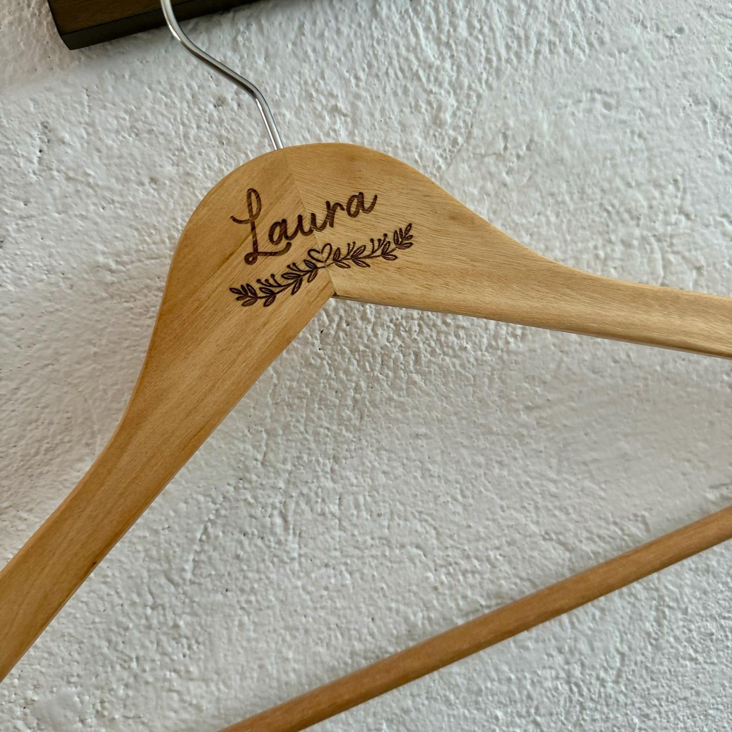 Percha de Madera Personalizada para Momentos Especiales